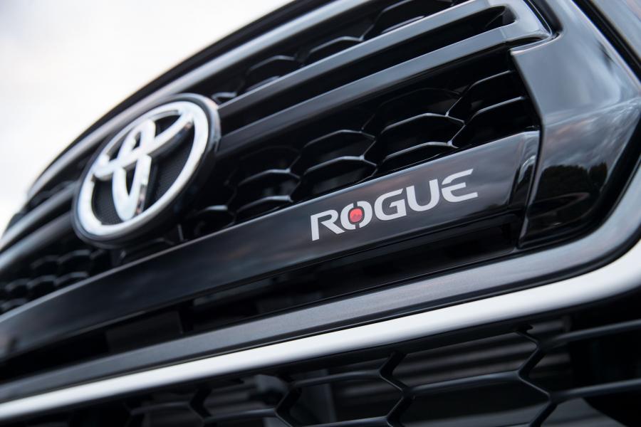 Логотип Toyota Hilux Rogue Double Cab 2018 года  (AU) (фото 10 из 27)